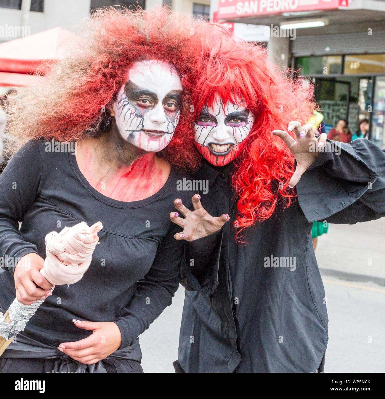 Cuenca, Ecuador - Jan 5, 2014: Due ragazze sono vestiti come demoni per la parata Foto Stock