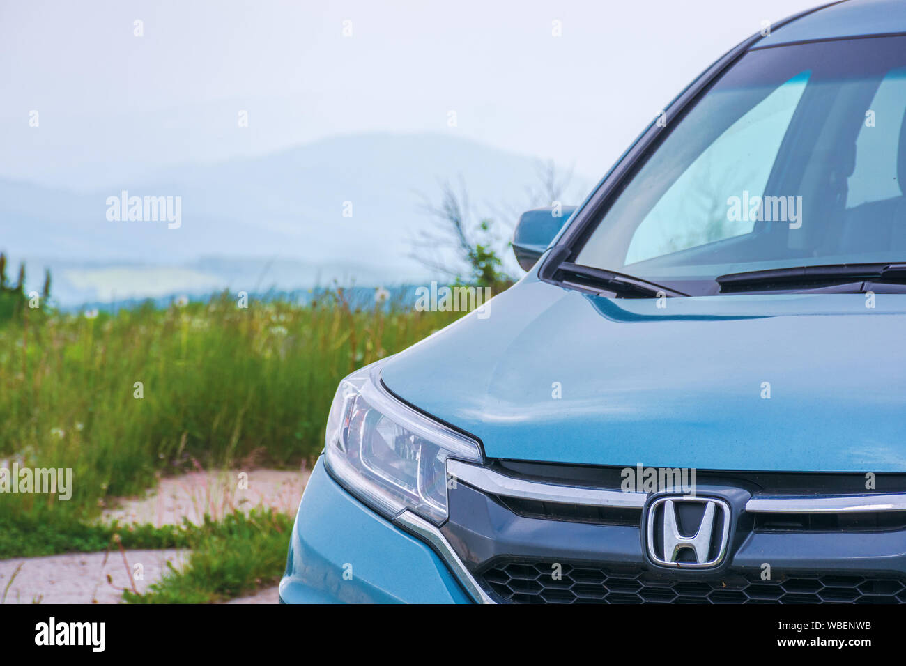 Mnt. ESECUZIONE, Ucraina - giu 22, 2019: Honda CR-V suv su una piattaforma pavimentata in montagna. famosa famiglia veicolo, in ciano colore blu. giorno nuvoloso e persino li Foto Stock