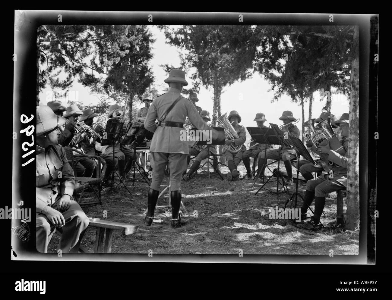 La Galilea viaggio. Nazareth, pomeriggio fete in aiuto della Croce Rossa e dei Cavalieri di San Giovanni. La banda militare giocando al fete Abstract/medio: G. Eric e Edith Matson Collezione fotografica Foto Stock