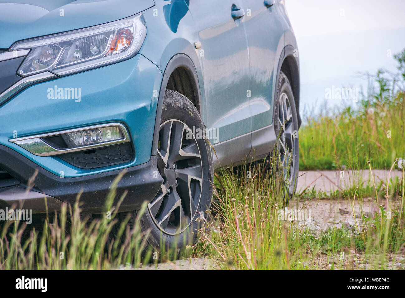 Mnt. ESECUZIONE, Ucraina - giu 22, 2019: Honda CR-V suv su una piattaforma pavimentata in montagna. famosa famiglia veicolo, in ciano colore blu. giorno nuvoloso e persino li Foto Stock