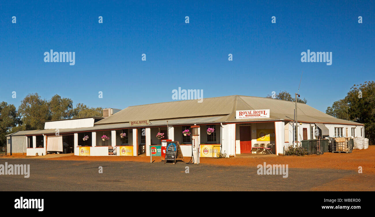 Il Royal Hotel, meglio noto come il pub Eromanga, sotto il cielo blu, in outback Queensland Western Australia Foto Stock