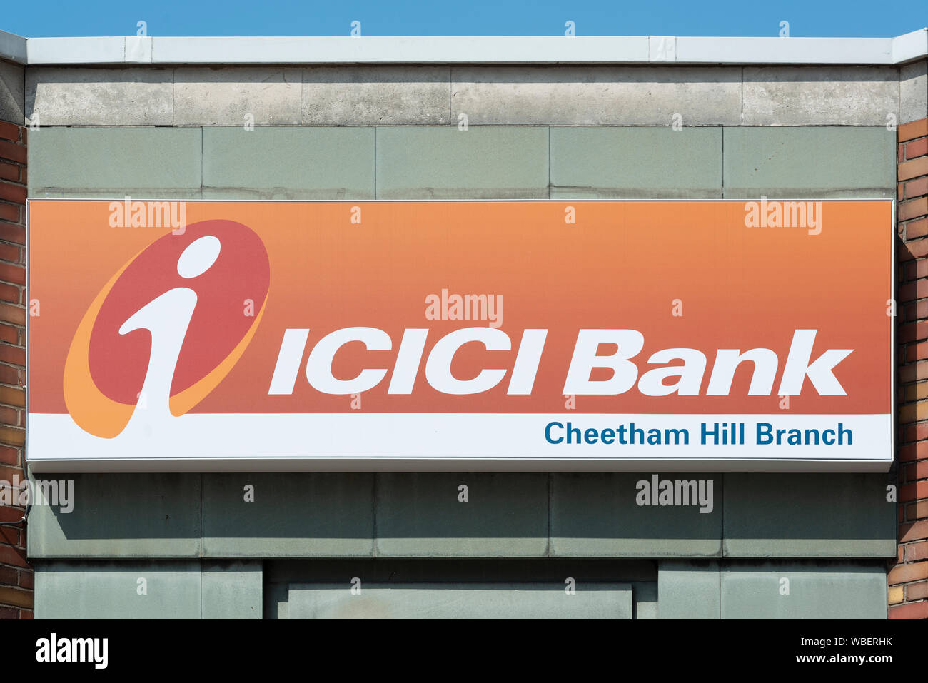 La segnaletica indicante una filiale della Banca ICICI situato in corrispondenza della giunzione tra il Park Place e Cheetham Hill Road, a Cheetham Hill, Manchester, Regno Unito. Foto Stock