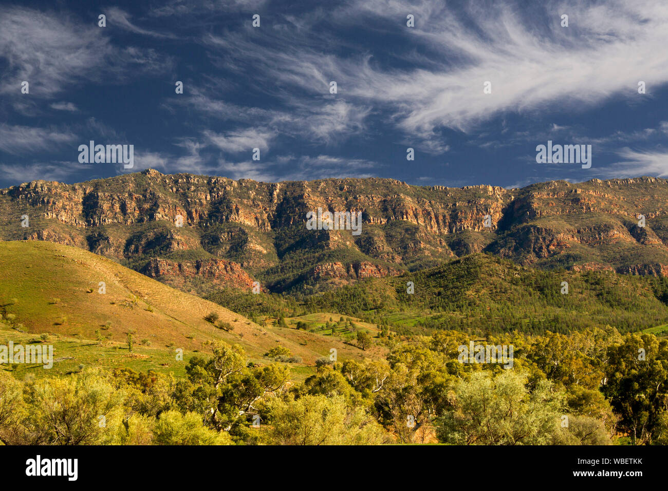 Incredibile paesaggio colorato in Flinders Ranges National Park con robusto rosso intervalli rocciosa che arrivano fino in cielo blu venato di nuvole, Sud Australia Foto Stock