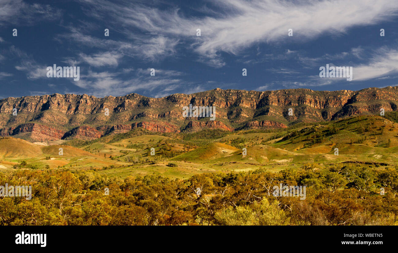 Incredibile paesaggio colorato in Flinders Ranges National Park con robusto rosso intervalli rocciosa che arrivano fino in cielo blu venato di nuvole, Sud Australia Foto Stock