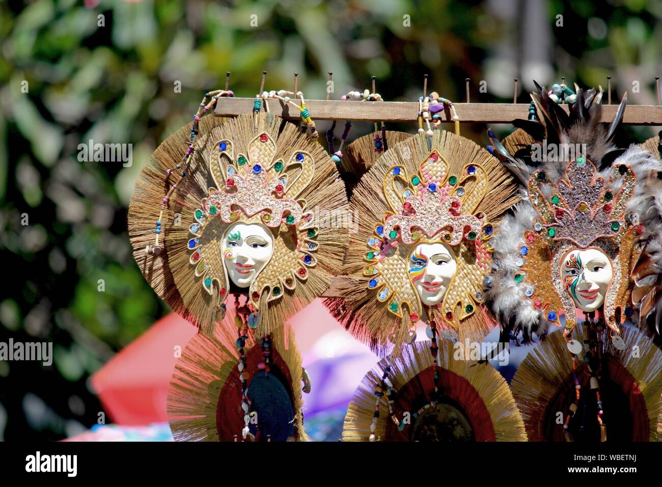 Davao City, Philippines-August 2014: maschere colorate vendute presso le strade durante il festival Kadayawan a Davao City. Kadayawan è celebrato agosto e Foto Stock