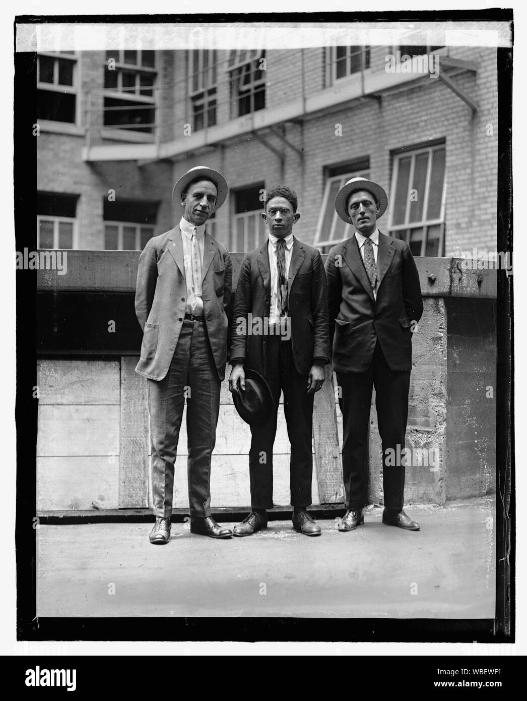 Garland Carr (centro) arrestato per il tentativo di far esplodere i veterani Bureau, 6/21/22 Abstract/medio nazionale: Foto Azienda Collection Foto Stock