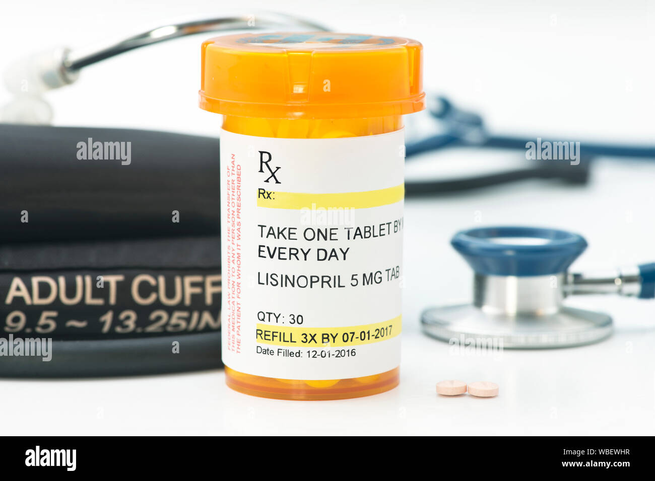 Lisinopril prescrizione bottiglia con uno stetoscopio e bracciale per la misurazione della pressione sanguigna. Etichetta creata dal fotografo. Foto Stock