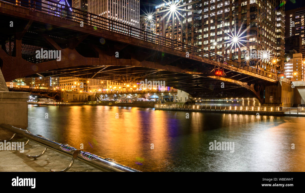 Ponte sul Fiume di Chicago di notte Foto Stock