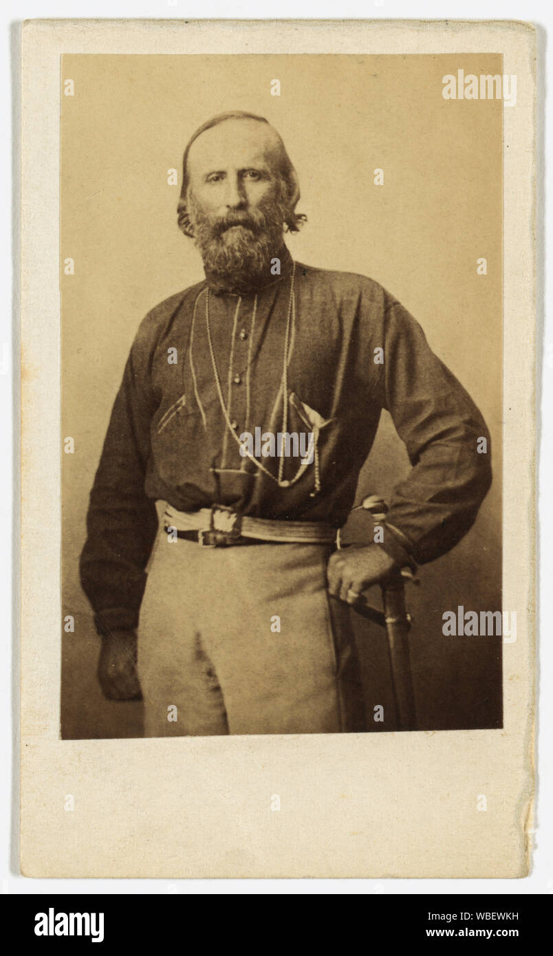 Via Garibaldi [cioè, Garibaldi] prese in Italia a Napoli Data di creazione/Pubblicato: [ca. 1861] Media: 1 stampa fotografica su carte de visite mount : albume. Sommario: Giuseppe Girabaldi, mezza lunghezza ritratto, in piedi, rivolto verso la parte anteriore. Numero di riproduzione: LC-DIG-ppmsca-08351 (file digitale da foto originale) Diritti Advisory: No restrizioni note di pubblicazione. Il numero di chiamata: lotto 9934, p. 15 [elemento] [P&P] Repository: la Biblioteca del Congresso di stampe e fotografie Division Washington, D.C. 20540 USA Notes: Titolo dalla voce. In album: Cartes-de-visite ritratti di U.S. Ufficiali militari, bambini e altri, p. Foto Stock