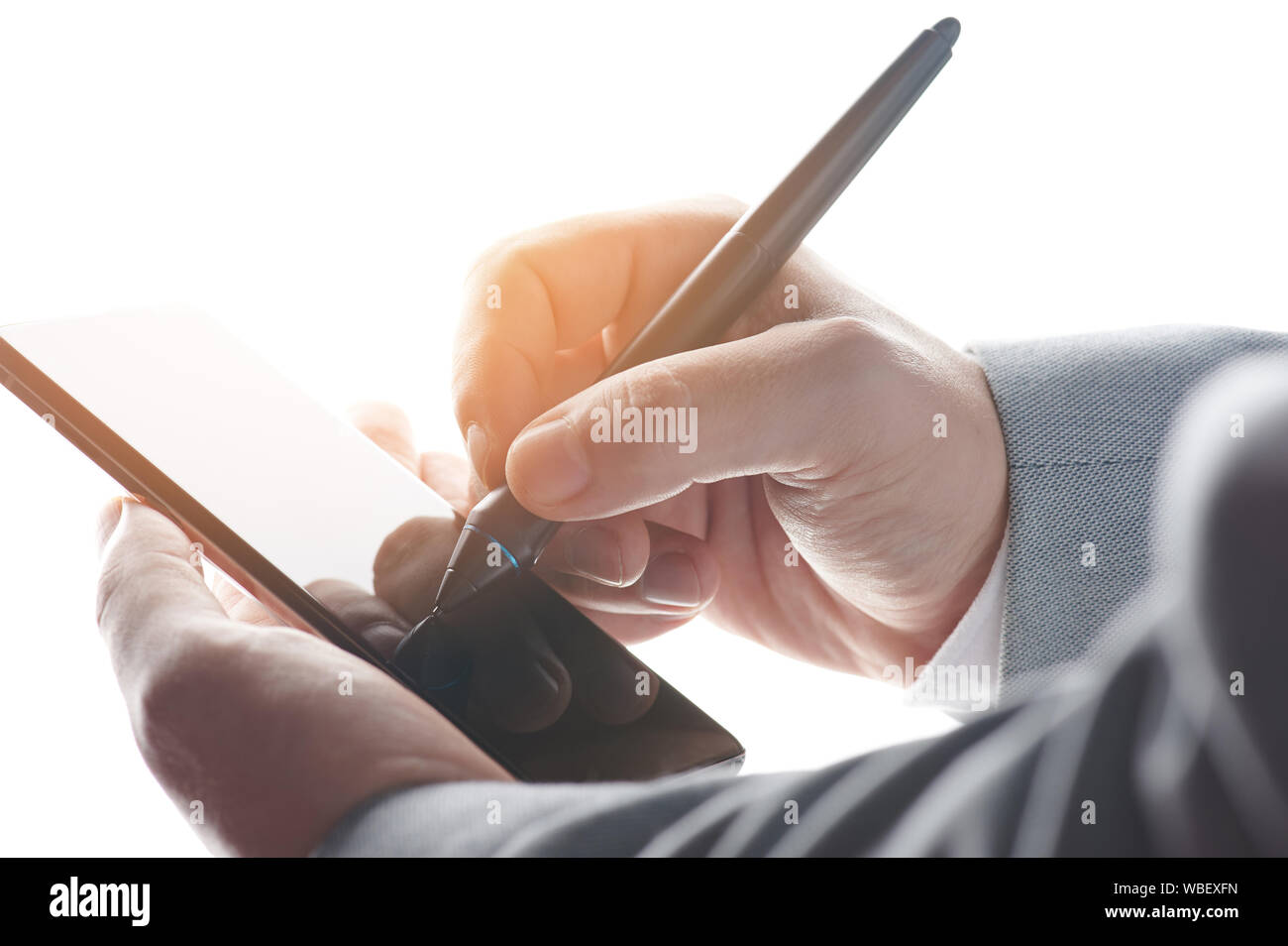 Primo piano mano di donna con penna stilo scrittura su blocco note digitale,  toccando lo schermo del tablet digitale che lavora sul computer portatile  in ufficio. Web Foto stock - Alamy