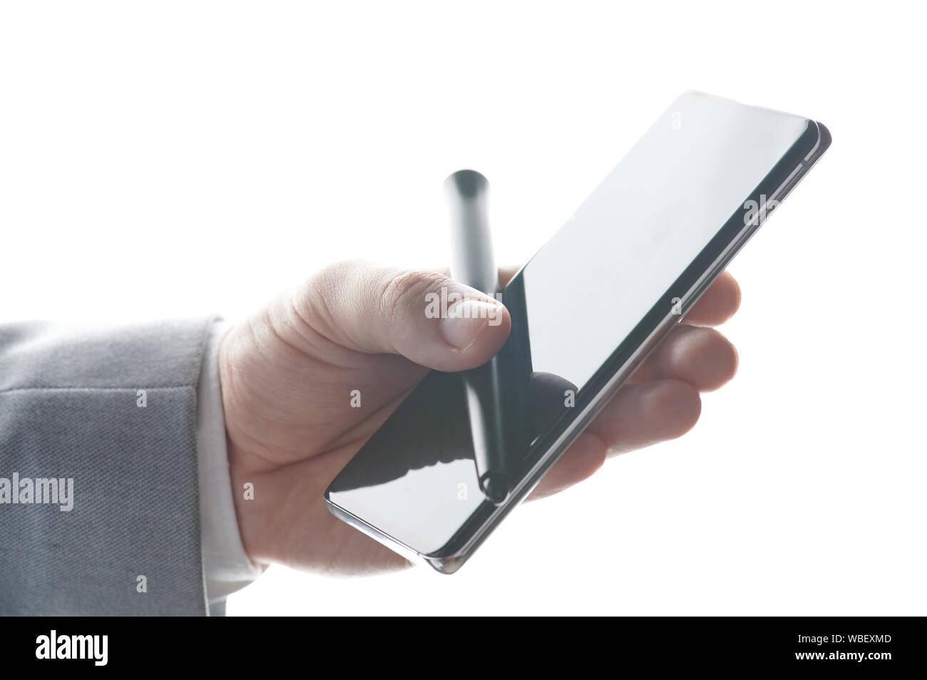Tenere in mano smartphone con touch pen isolati su sfondo bianco Foto Stock