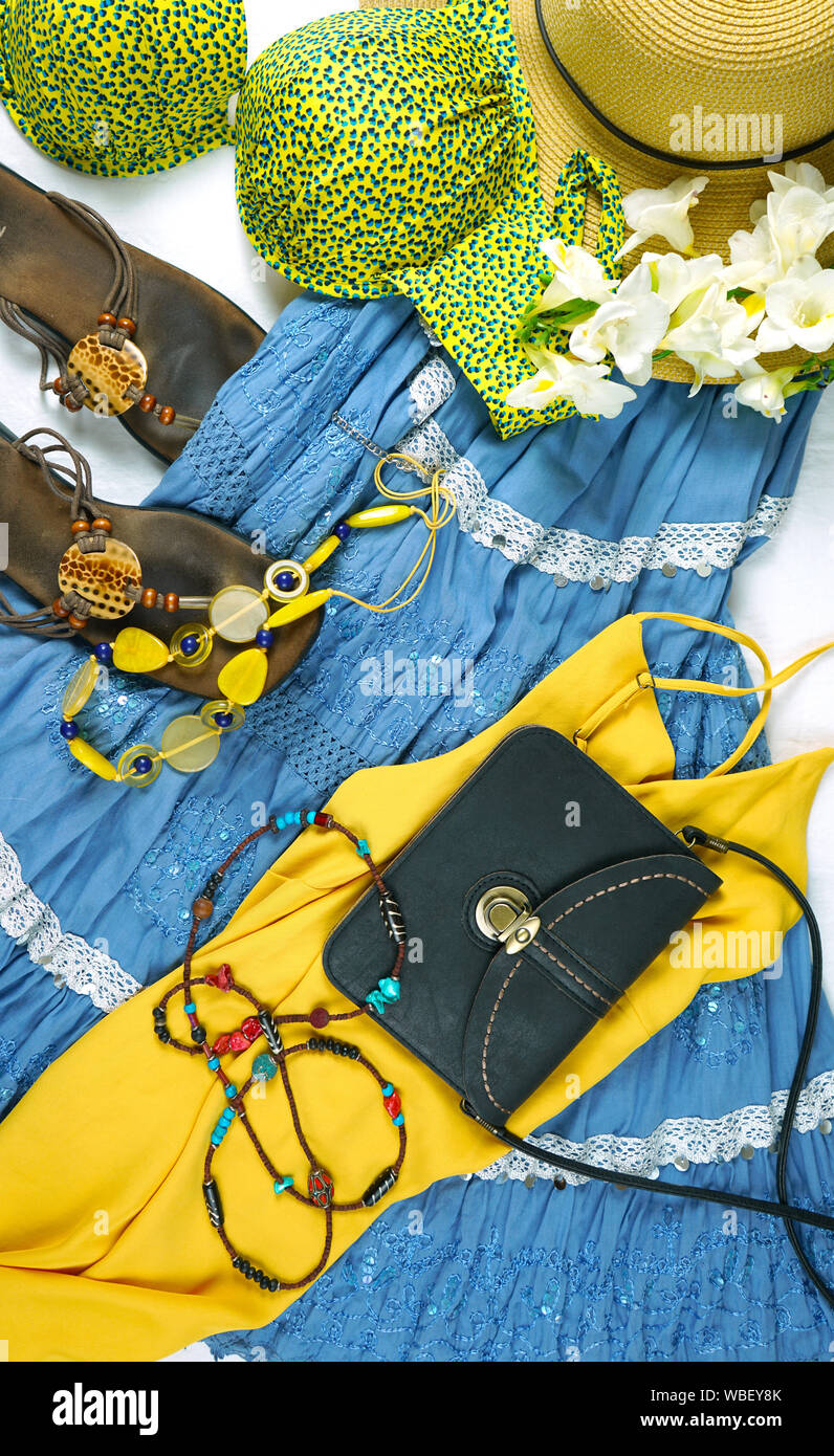 Sul trend Boho chic stile fashion layout laici piatta con il blu e il giallo tema gonna bohemien, sandali e accessori. Foto Stock