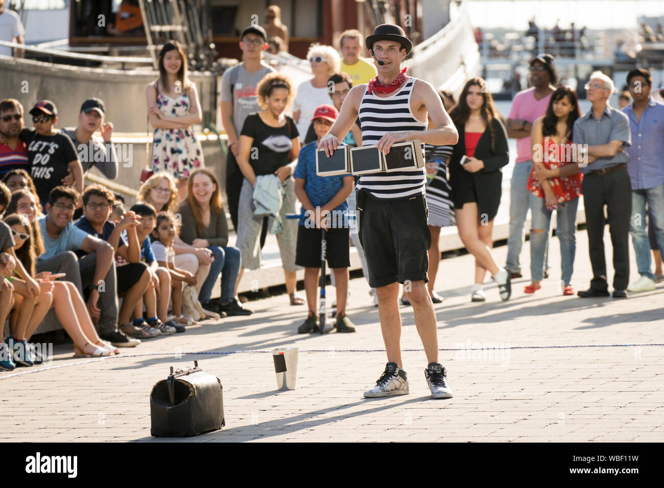 Amsterdam, Paesi Bassi - 16 Luglio 2018: street performer su Piazza Dam Foto Stock