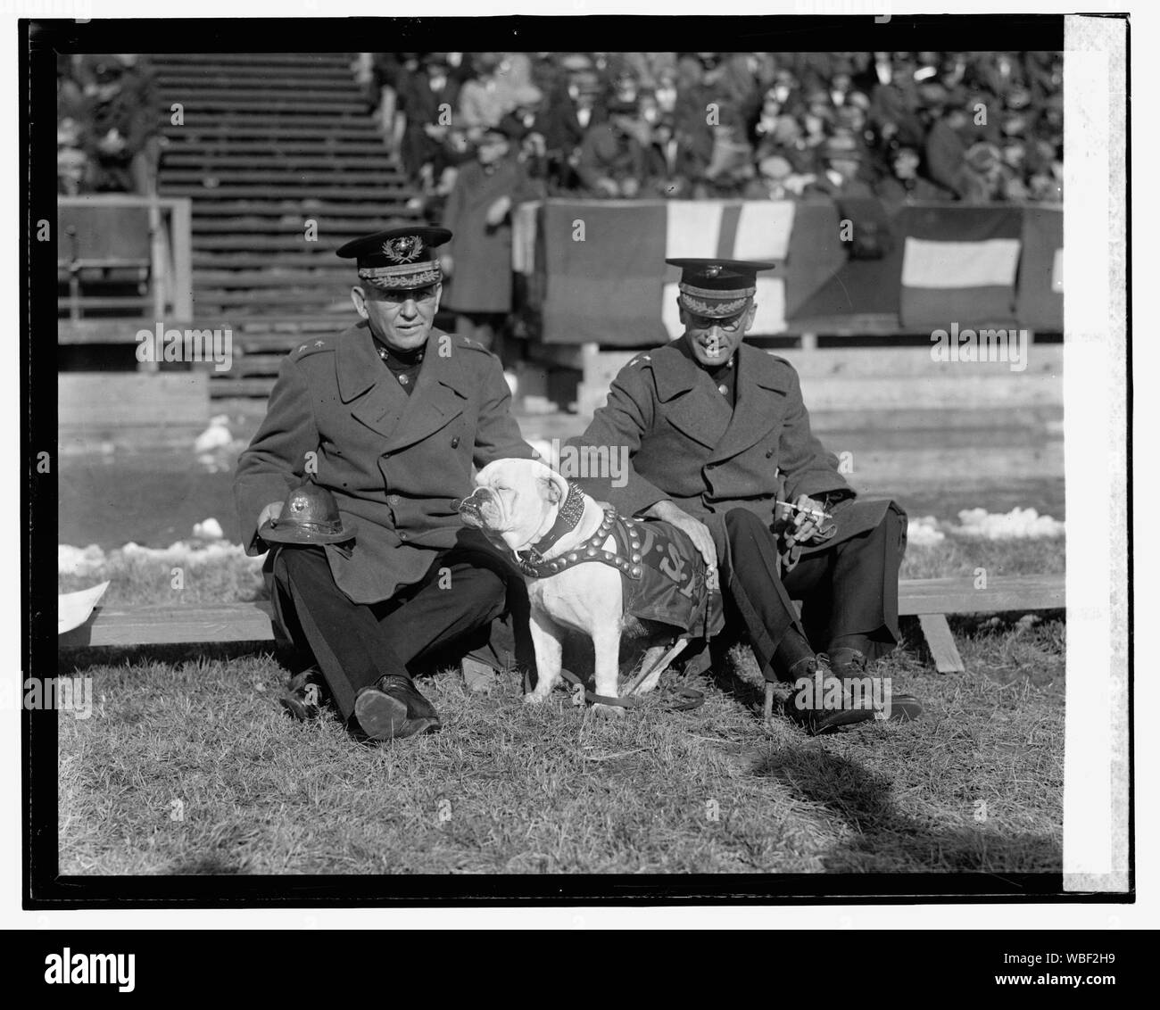 Gen. Lejeune & gen. Eli Cole a C.U. - Marina Quantico, gioco [10/31/25] Abstract/medio: 1, negativo : vetro ; 4 x 5 in. o più piccolo Foto Stock