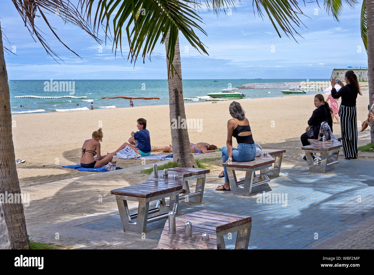 Spiaggia di Pattaya Thailandia del sud-est asiatico con le donne solo prendendo il sole, rilassante e scattare fotografie. Foto Stock