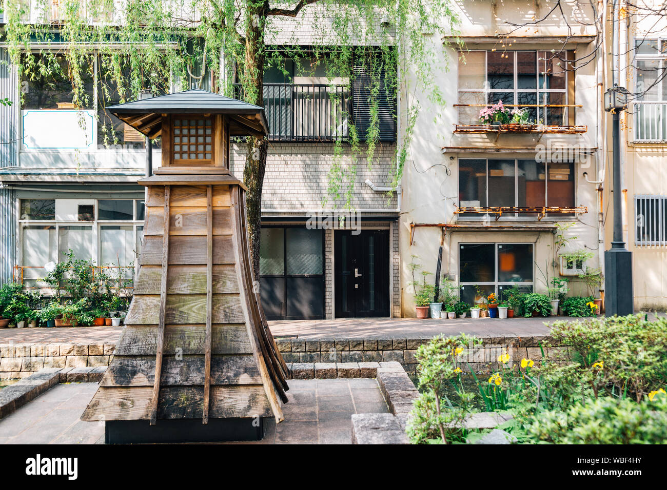 Giapponese Lanterna di legno e la città di Kochi, Shikoku Giappone Foto Stock