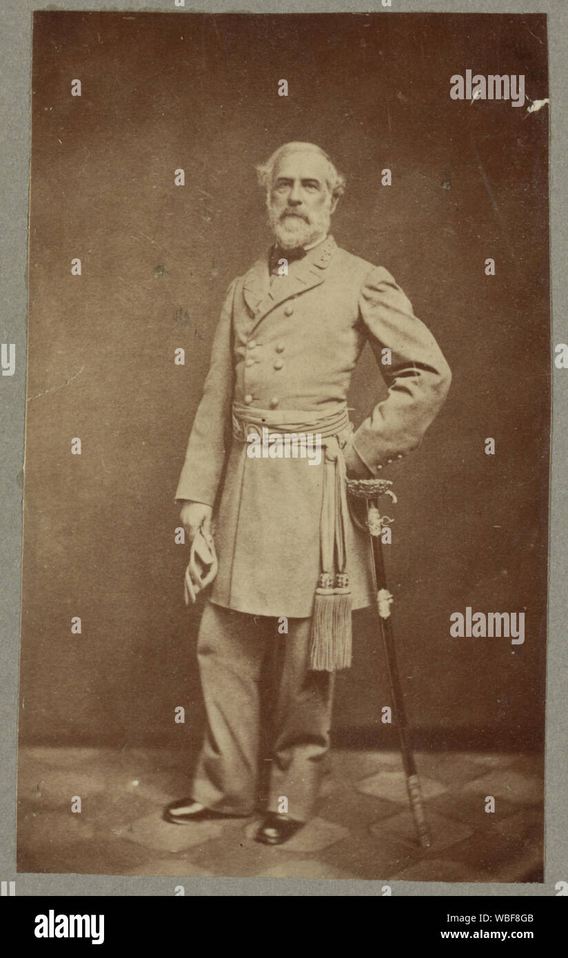 Il generale Robert E. Lee, ritratto a figura intera, in piedi, rivolto verso la parte anteriore, con mano sinistra a vita, sulla spada, indossando uniforme militare Abstract/medio: 1 stampa fotografica su carte de visite mount : albume ; 3 5/8 x 2 1/4 in. (Foto), 10 1/2 x 8 3/16 in. (Mount) Foto Stock