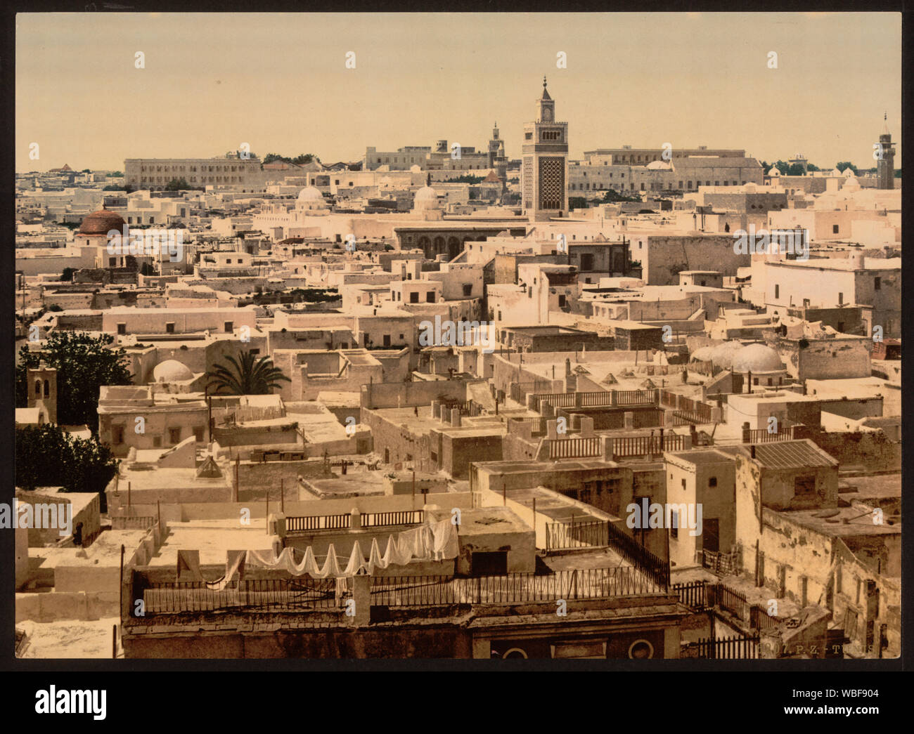 Vista generale da Parigi Hotel, Tunisi, Tunisia; questa è una foto del monumento protetto identificato dall'ID 11-90 in Tunisia. Foto Stock