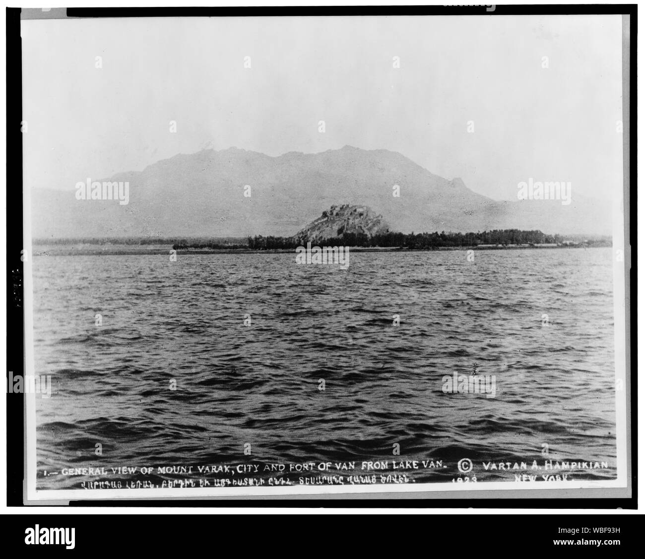 Vista generale del monte Varak, città e fortezza di Van dal lago Van Abstract/medio: 1 stampa fotografica. Foto Stock