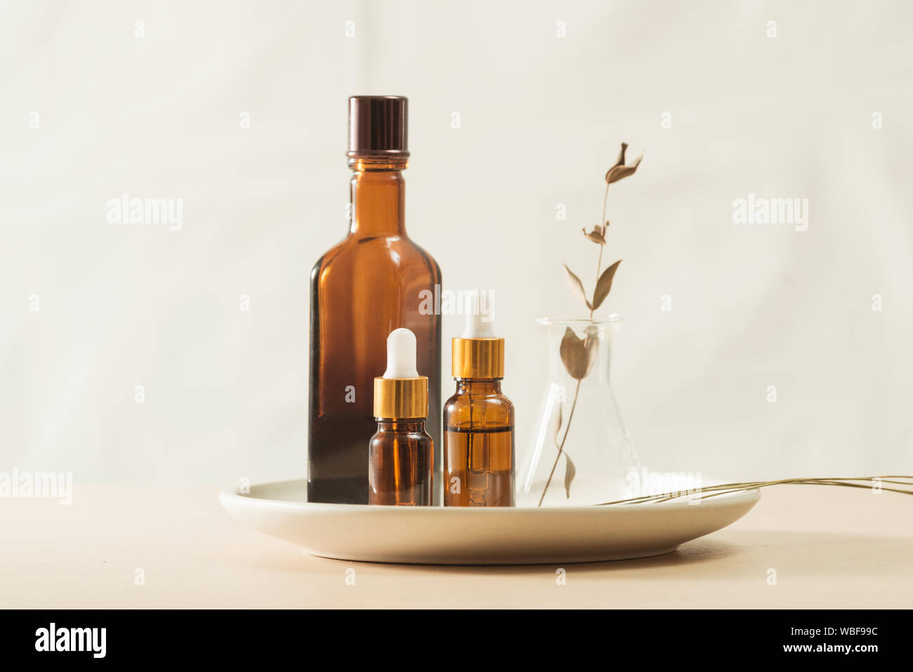 Naturale per la cura della pelle, organico a base di erbe prodotto di bellezza scoperta presso il laboratorio di scienze, Foto Stock