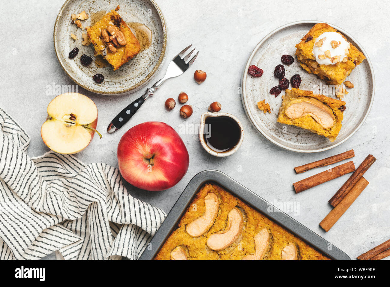 Torta di mele e zucca torta di spezie su sfondo grigio. In casa torta d'autunno. Vista superiore Foto Stock