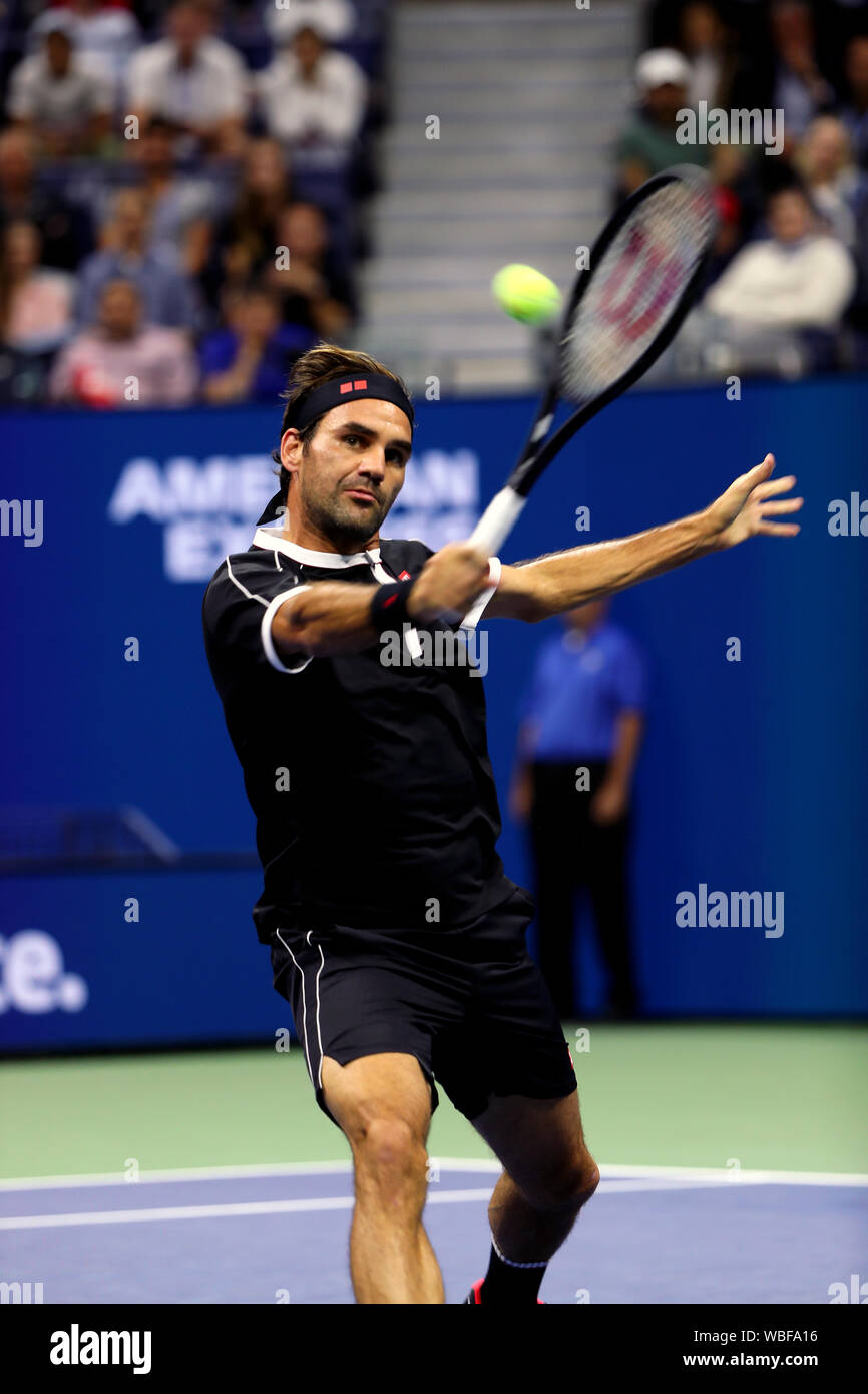 Flushing Meadows, New York, Stati Uniti - Agosto 26, 2019. Roger Federer, sportive quattro giorni di crescita della barba, durante la sua prima partita contro Sumit Nagal dell India per la prima sera del gioco all'Aperto degli Stati Uniti in Flushing Meadows, New York. Federer ha vinto la partita in quattro gruppi. Credito: Adam Stoltman/Alamy Live News Foto Stock