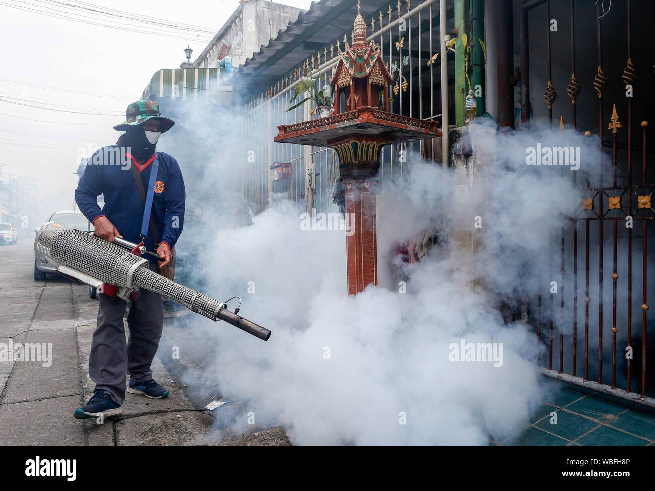 Nonthaburi, Tailandia. Il 27 agosto, 2019. Un operatore sanitario fumigates per prevenire la diffusione della febbre dengue in un villaggio nella provincia di Nonthaburi, nella periferia di Bangkok. Credito: SOPA Immagini limitata/Alamy Live News Foto Stock