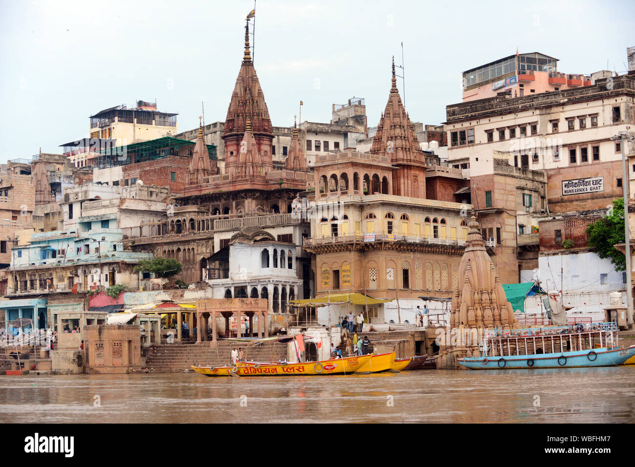 Una vista della città santa di Varanasi in India. Foto Stock