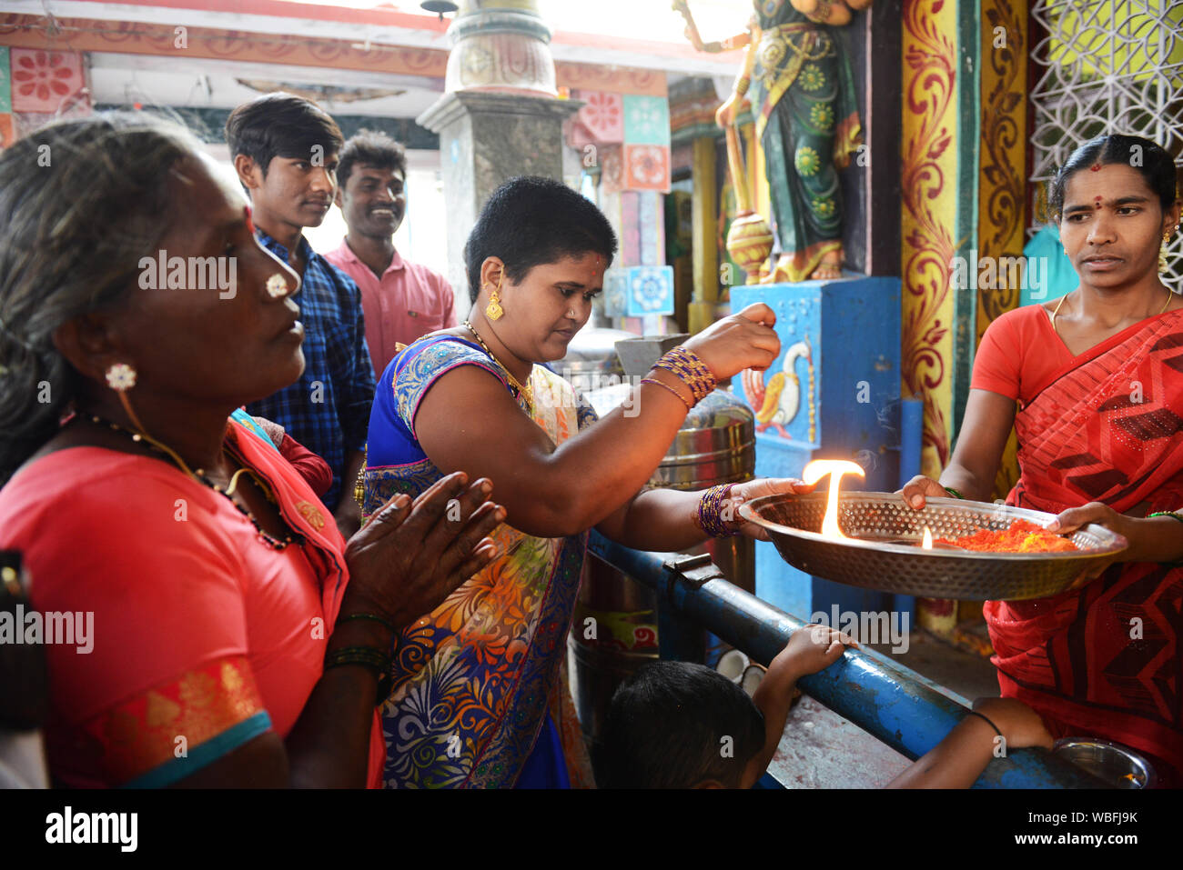 Le donne indiane pregare in Sri Tirupati Gangamma tempio di Kuppam, India. Foto Stock