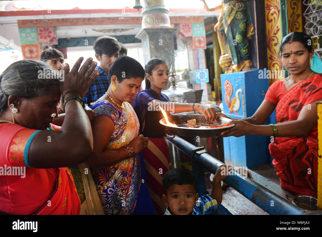 Le donne indiane pregare in Sri Tirupati Gangamma tempio di Kuppam, India. Foto Stock