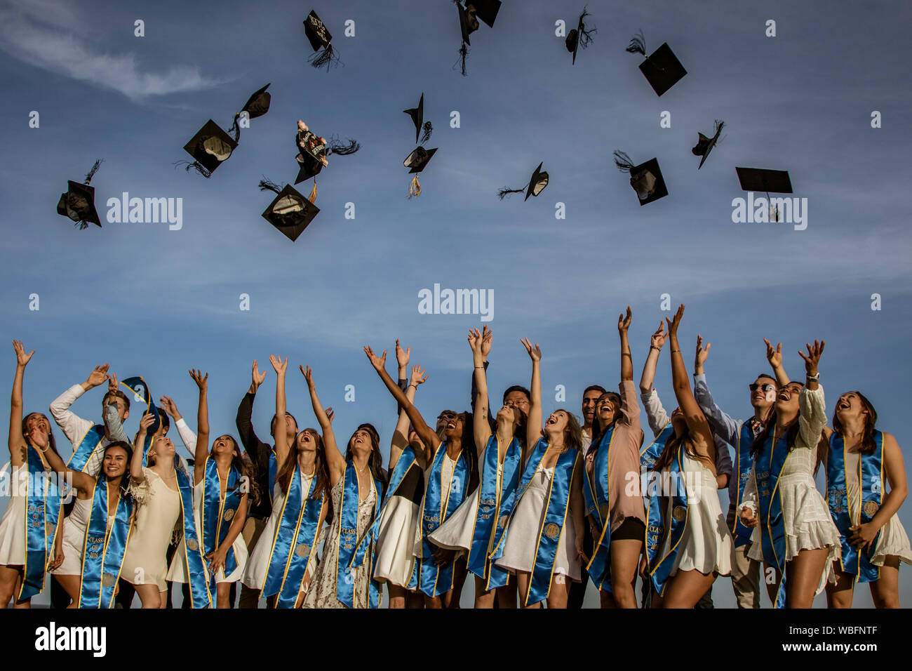 SANTA BARBARBRA, CALIFORNIA, USA, Giugno 8, 2018 - Laurea amici Buttare i tappi di graduazione in aria Foto Stock