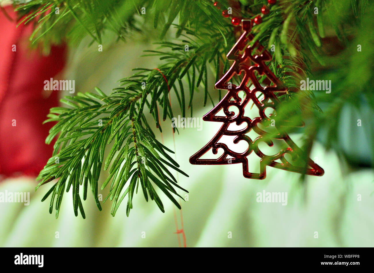 Albero rosso ornamento su albero di Natale. Foto Stock