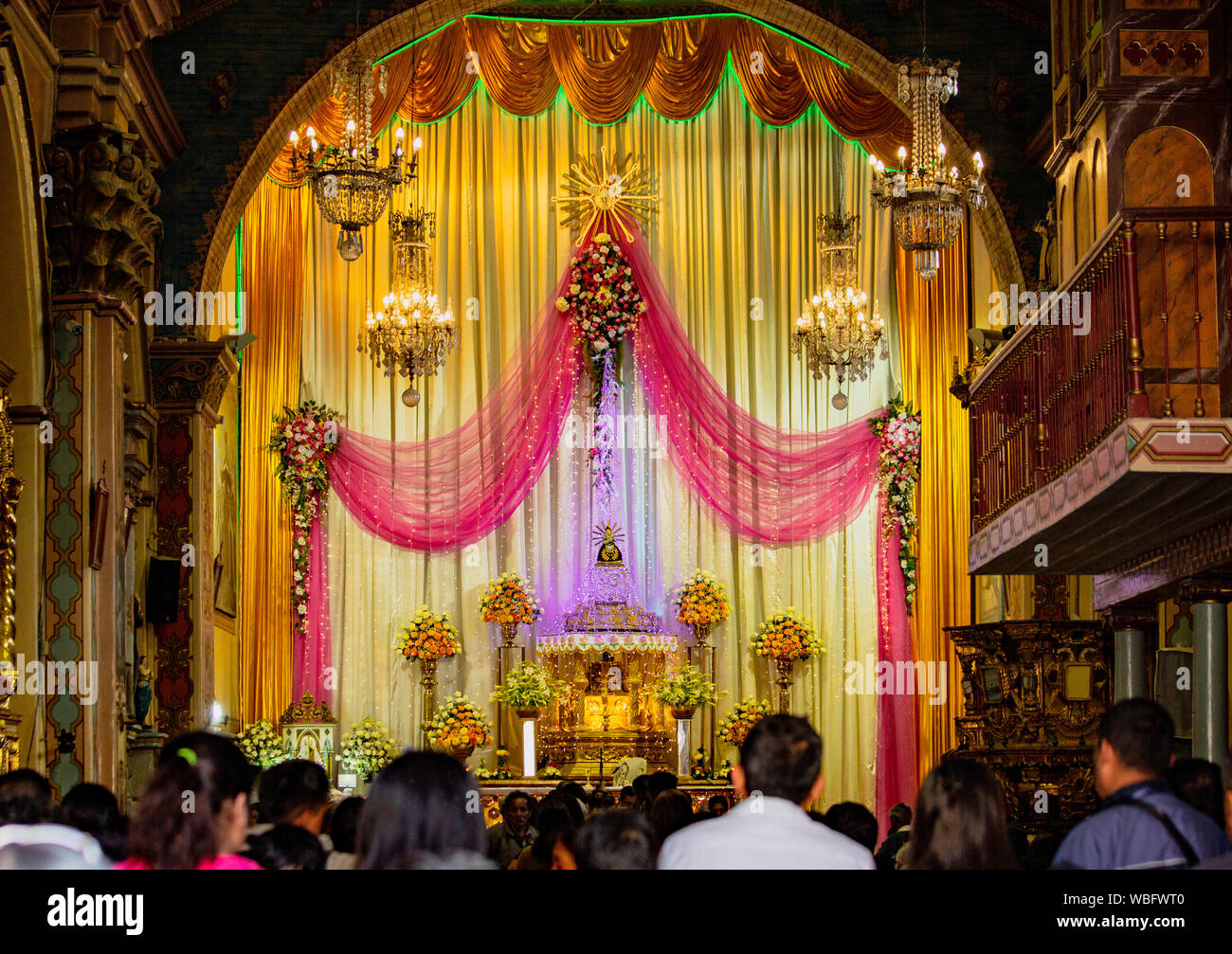 Chiesa del Santuario Mariano, Cuenca, Ecuador Dec 24, 2017 - Chiesa cattolica altare decorato per la Vigilia di Natale servizi Foto Stock