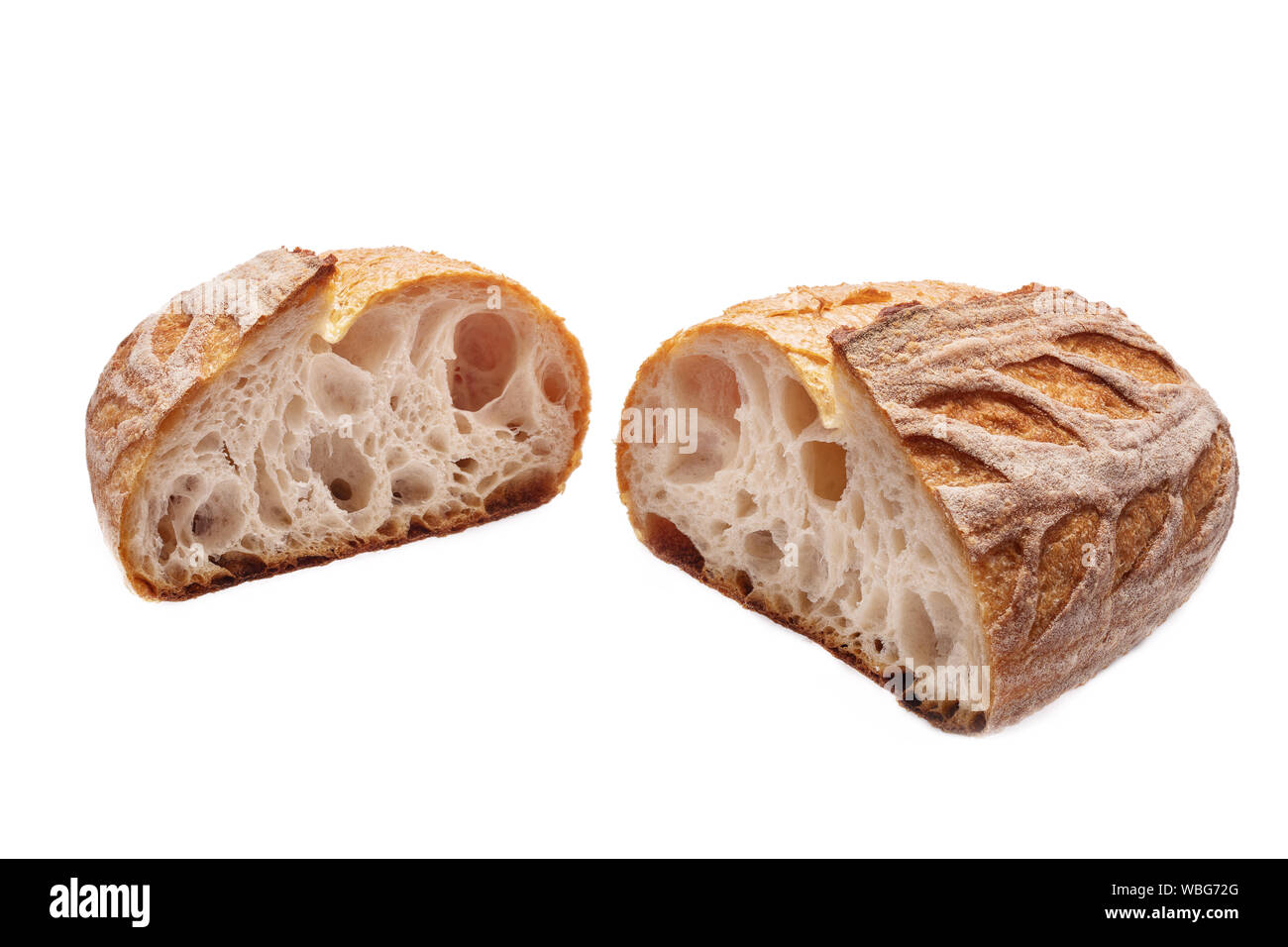 Pasta madre pane appena sfornato su sfondo bianco. Foto Stock