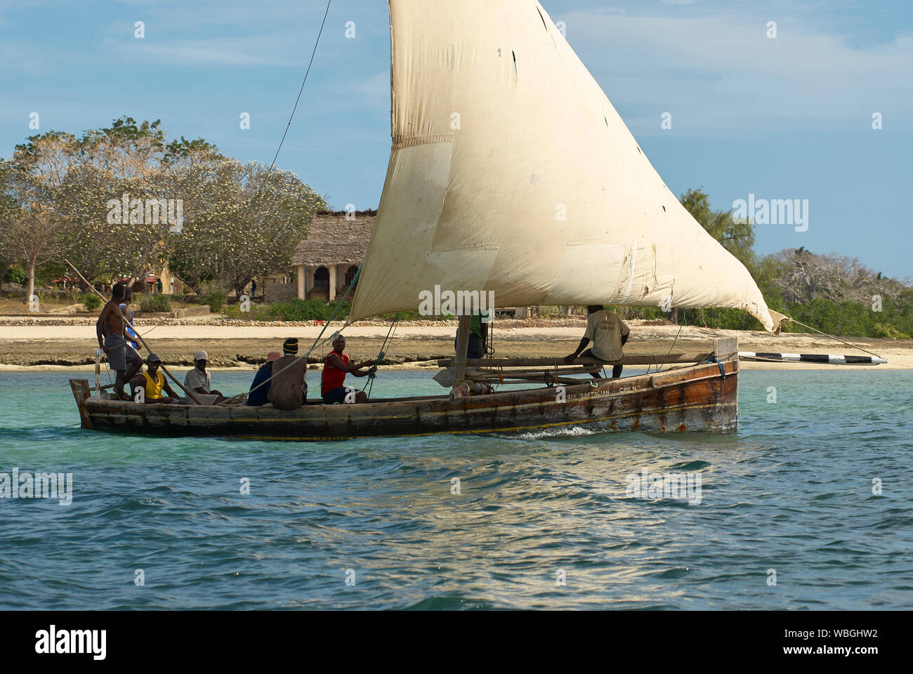 Un dhow vela attraverso la Mafia - Chole canale (Tanzania, Africa orientale) Foto Stock