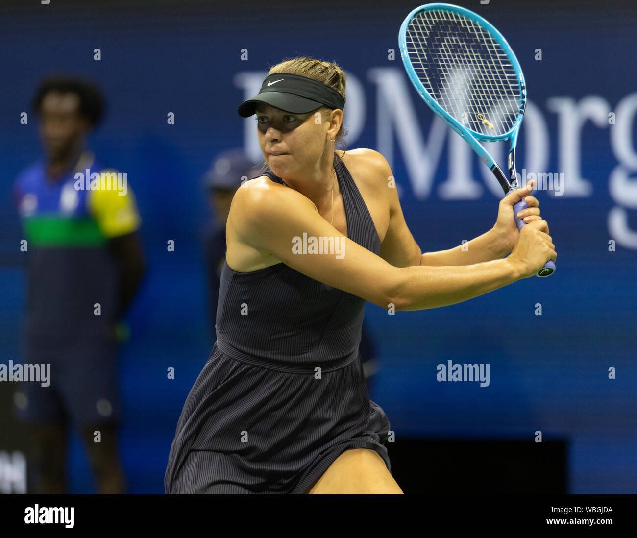 New York, NY - Agosto 26, 2019: Maria Sharapova (Russia) in azione durante il round 1 del US Open Tennis Championship contro Serena Williams (USA) a Billie Jean King National Tennis Center Foto Stock