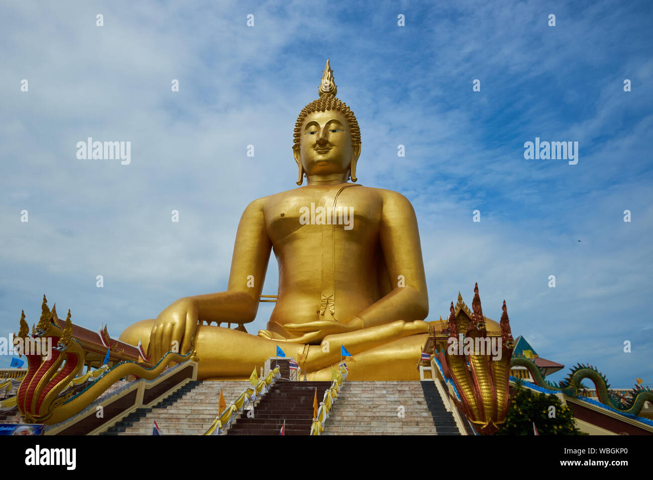 Un gigante, oro Budda seduto al Wat Muang a Ang Thong, Thailandia. Foto Stock