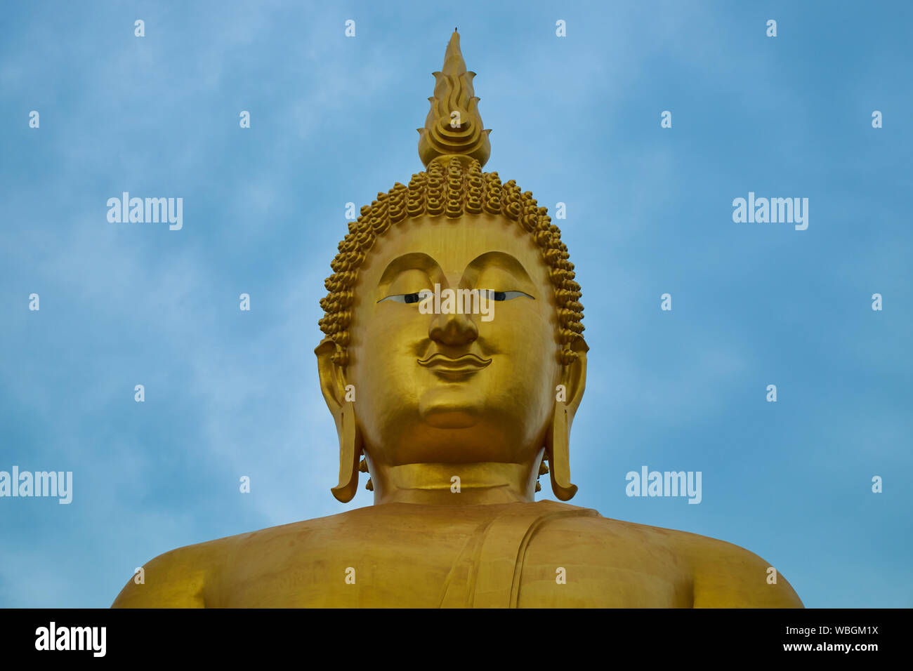 Un gigante, oro Budda seduto al Wat Muang a Ang Thong, Thailandia. Foto Stock