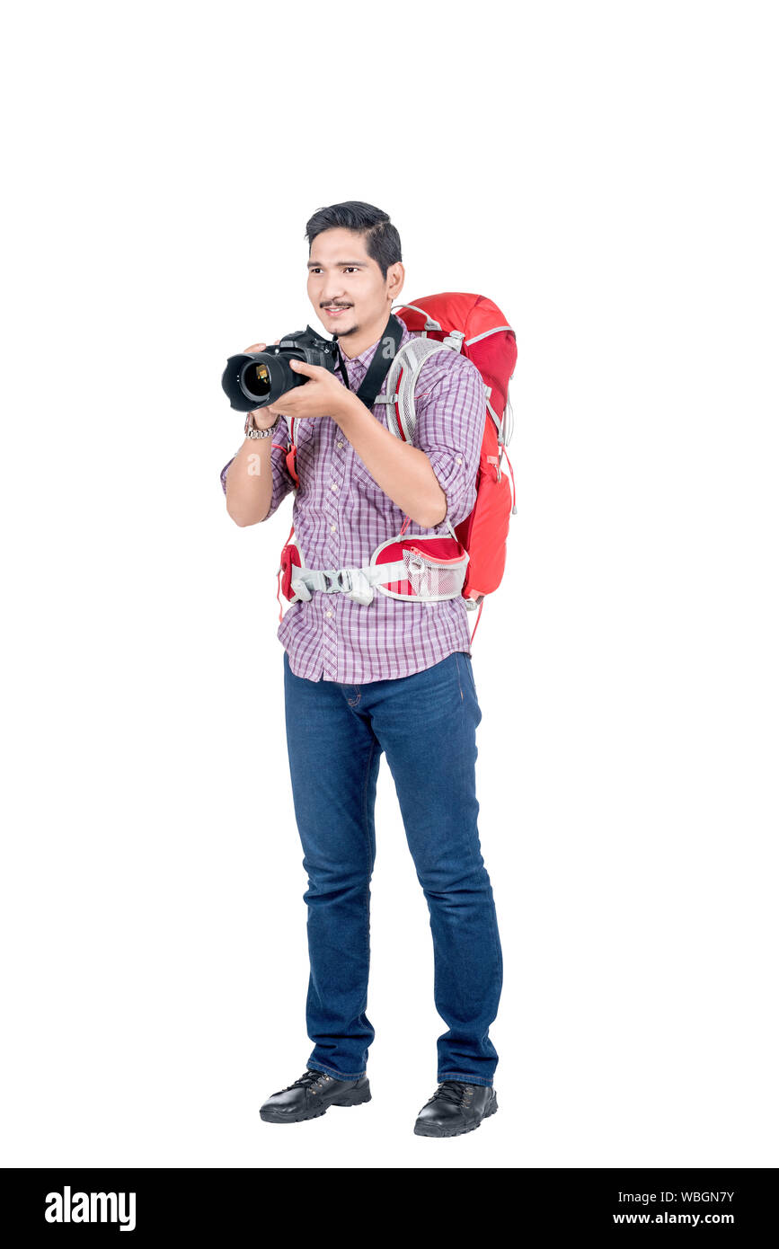 Uomo asiatico con uno zaino in possesso di una fotocamera per scattare foto isolate su sfondo bianco Foto Stock