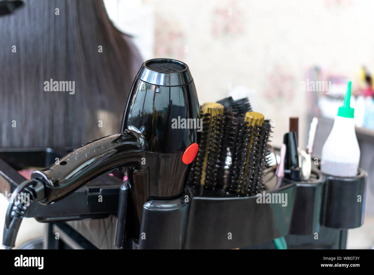 Strumenti parrucchiere in un salone barbiere. Parrucchiere set di strumenti  con accessori vari background Foto stock - Alamy