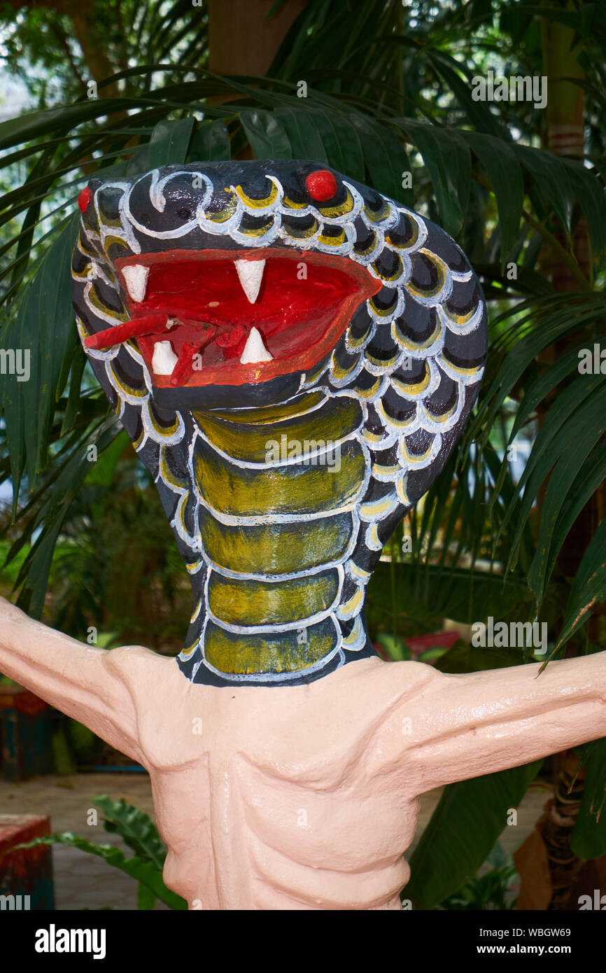 Una persona si è trasformato in un cobra serpente nel giardino di Inferno al Wat Muang a Ang Thong, Thailandia. Foto Stock