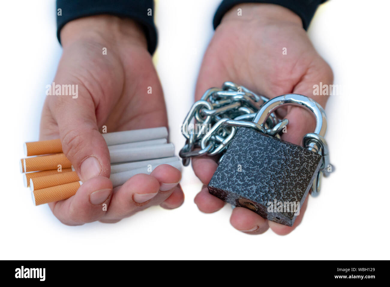 Donna con le mani in mano in attesa di una serratura con una catena e sigarette. Il concetto di scegliere un modo per acquisire la dipendenza da nicotina da donne. Smettere di fumare concetto, CIG Foto Stock