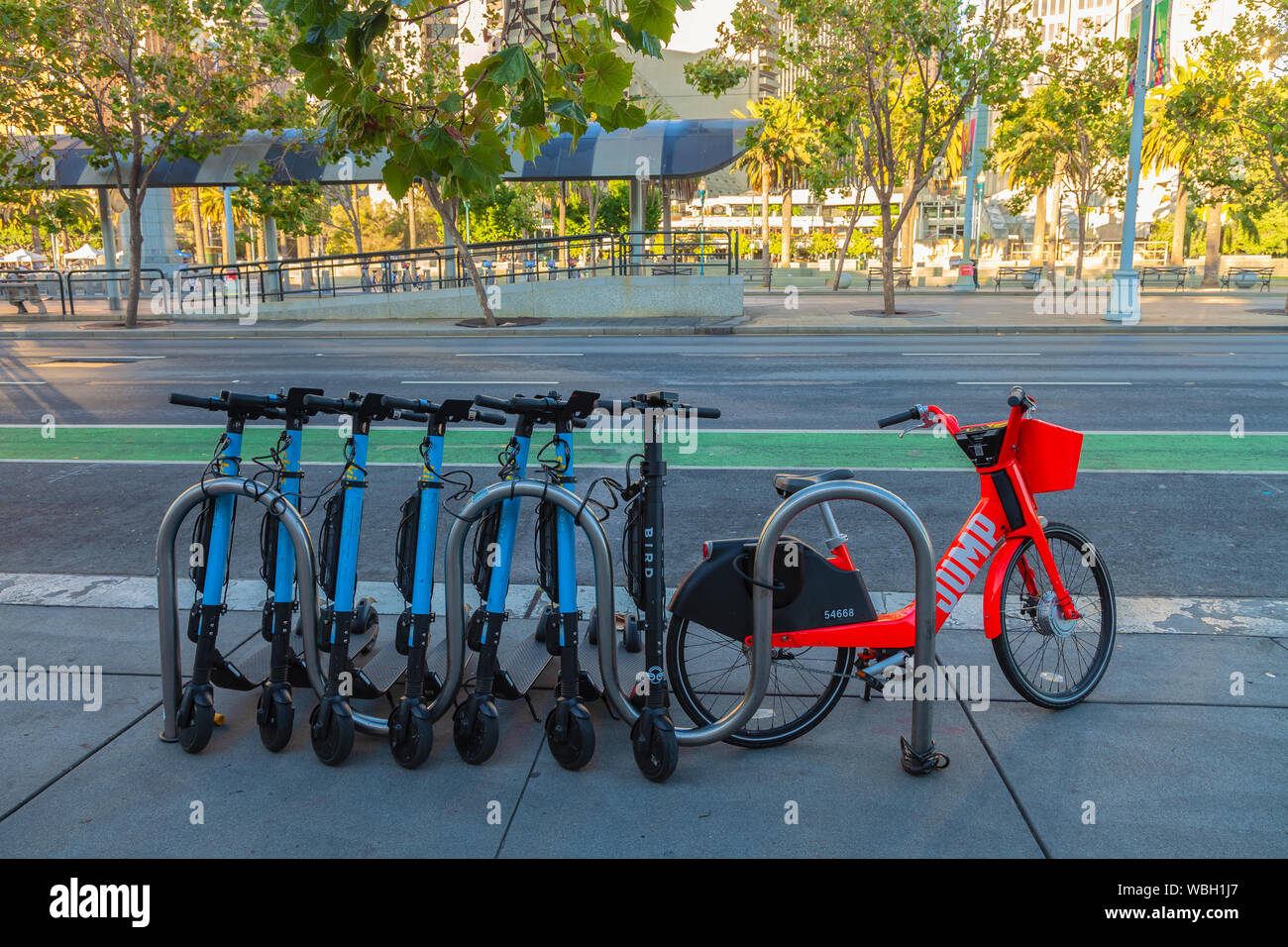 Noleggio scooter e moto line up sul marciapiede al Embarcadero Street, San Francisco, California, Stati Uniti d'America Foto Stock