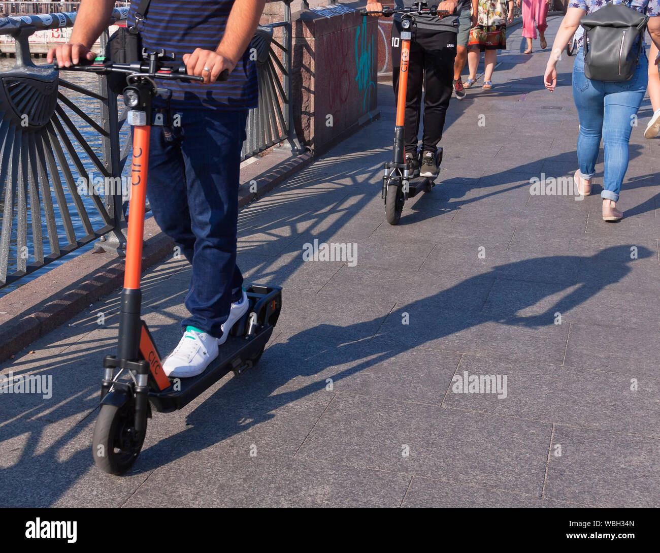 E-scooter tra i pedoni a Berlino Foto Stock