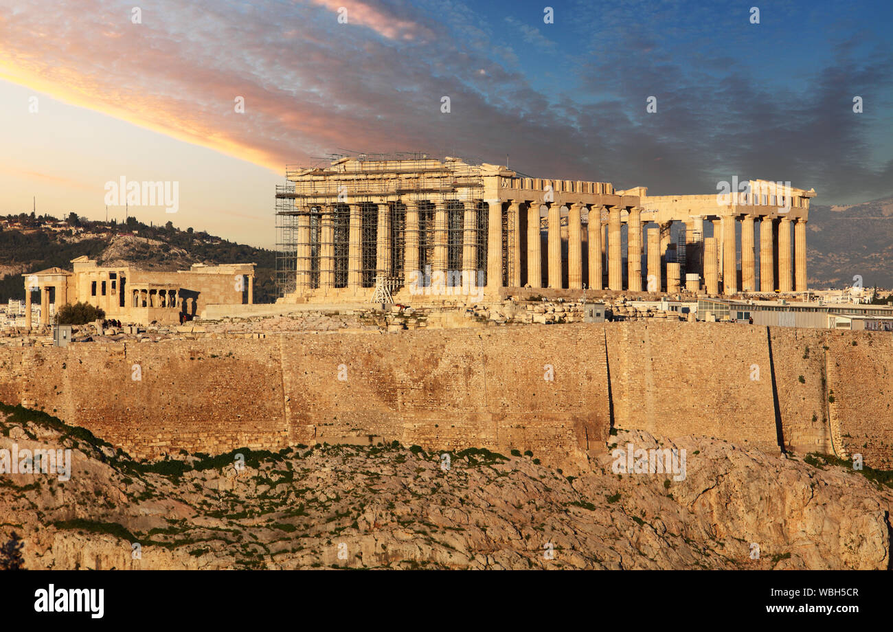 Acropoli di Atene, Grecia, con tempio del Partenone durante il tramonto Foto Stock