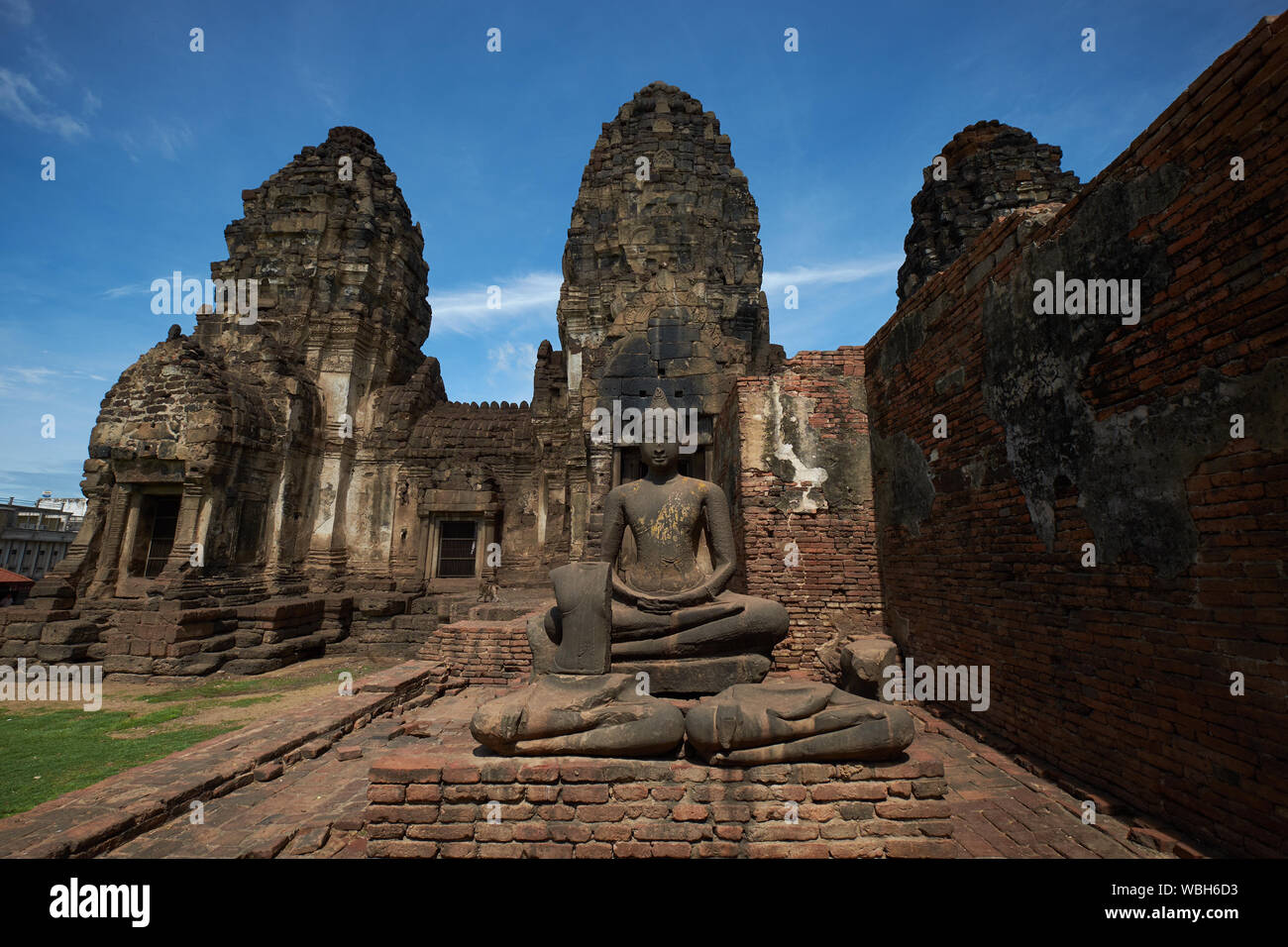 L'impressionante era Khmer tempio Phra Prang Sam Yod, in Lopburi, Thailandia. Foto Stock