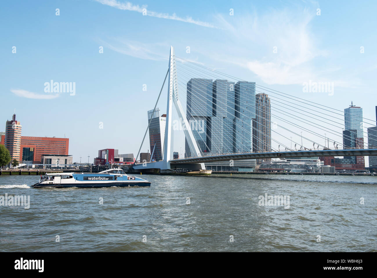 Rotterdam. De Erasmusbrug met daarachter het porta Rem Koolhaas ontworpen gebouw de Rotterdam. Foto: Gerrit de Heus. I Paesi Bassi. Rotterdam. L'ER Foto Stock
