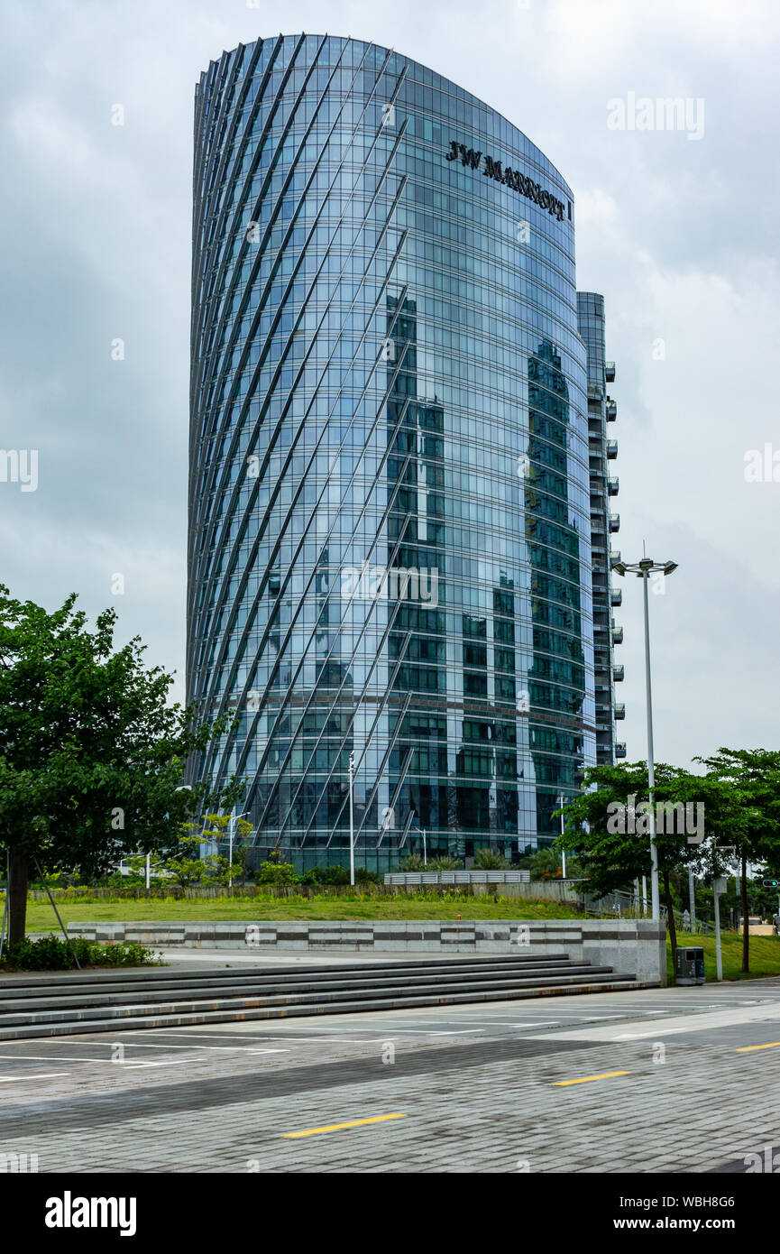 Le riflessioni di edifici a lato del JW Marriott Hotel a Shenzhen in Cina Foto Stock
