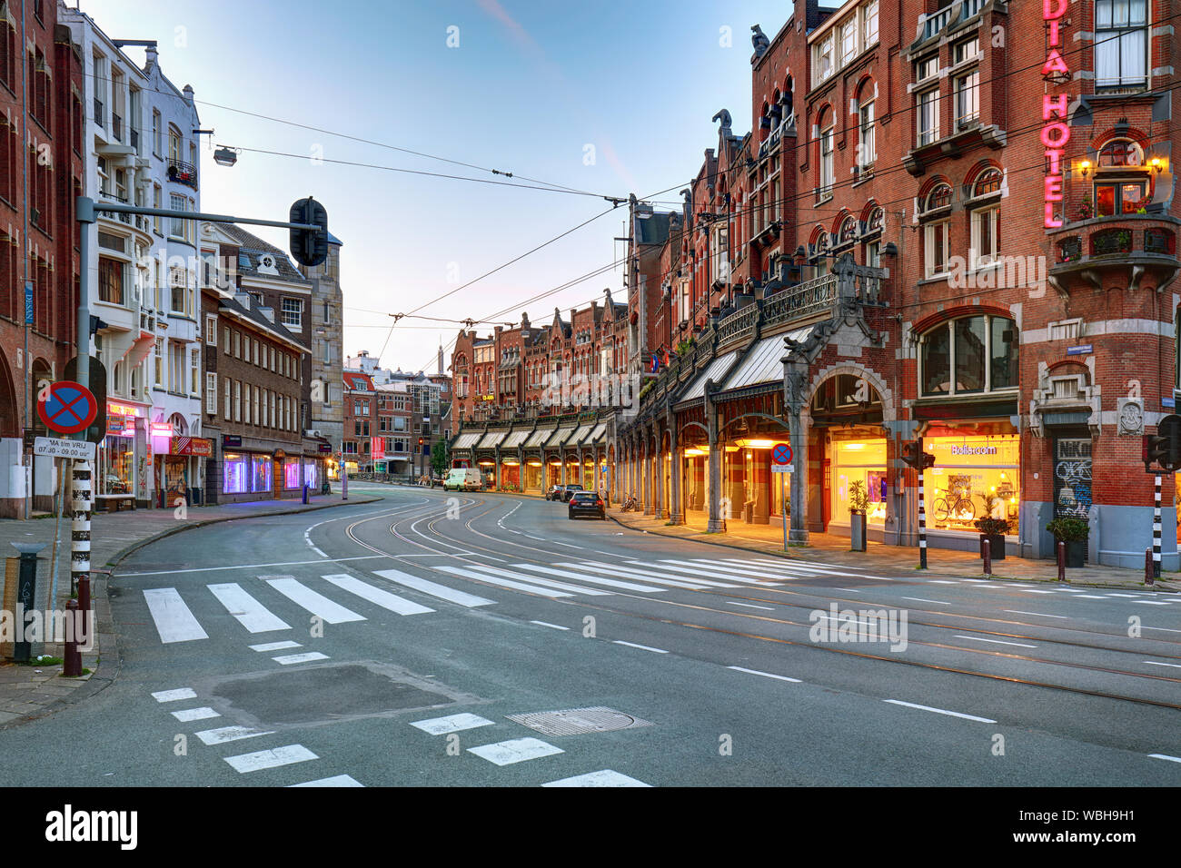 Amsterdam-Netherlands, Agosto 18, 2017 : scena di strada con un moderno tram in Amsterdam, e la fermata del tram è uno dei modi più veloci per ottenere dentro e intorno alla città Foto Stock