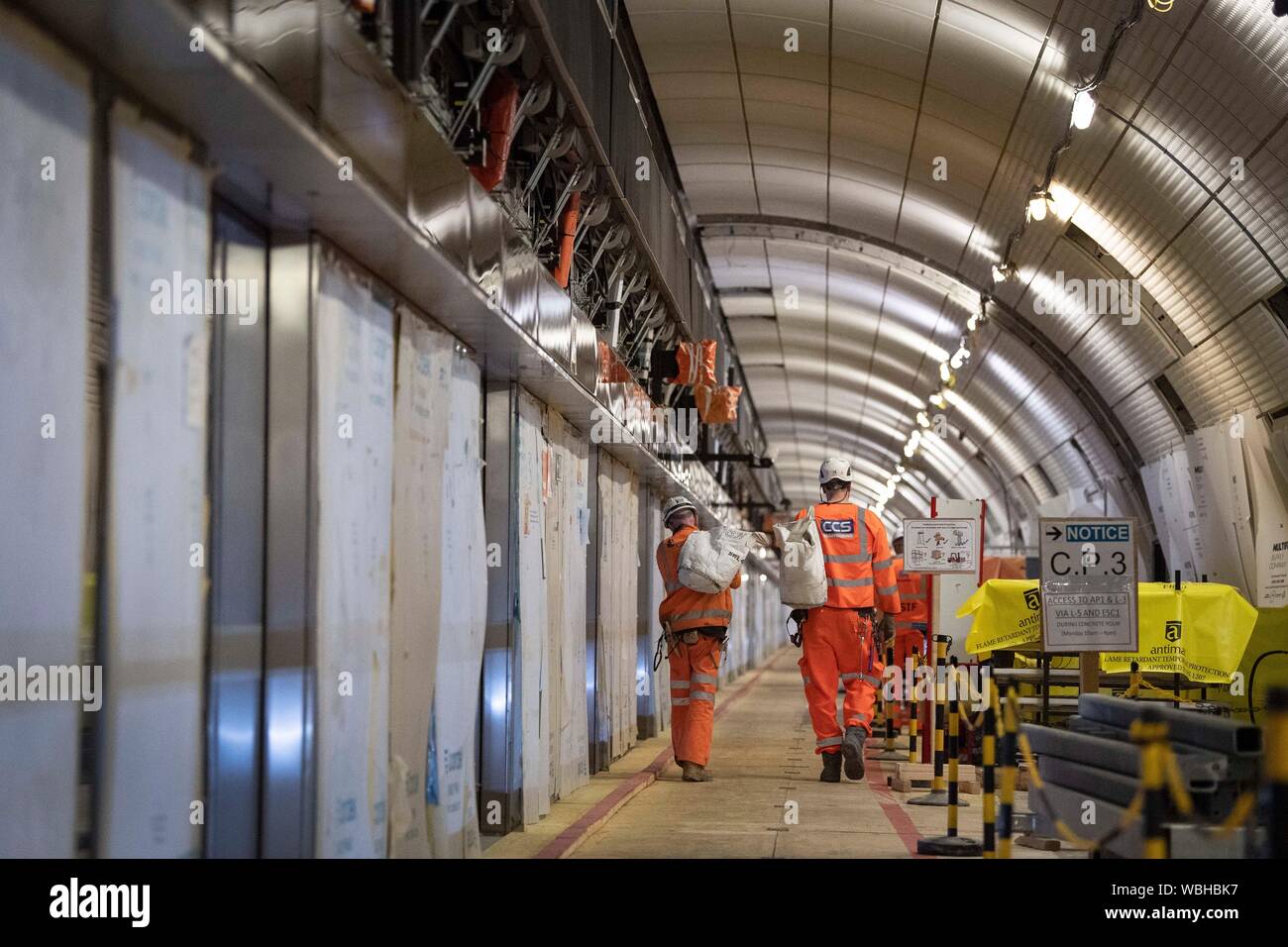 Una delle piattaforme per la nuova linea di Elisabetta alla stazione di Bond Street nel centro di Londra come i più recenti sviluppi nella Crossrail progetto ferroviario per continuare. Foto Stock